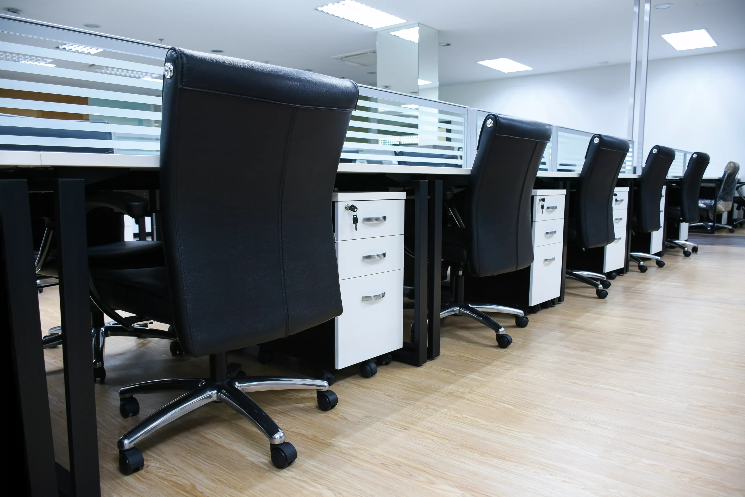 local-de-trabalho-de-escritorio-com-mesa-e-cadeira-de-couro