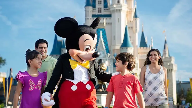 compressed-SoHiFpyp74BtPBXIZbxyguH3id6JJ4L8_mickey-familia-disney-orlando
